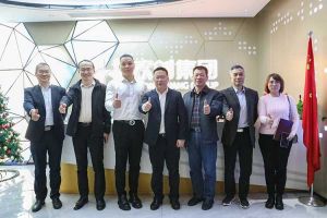 广州市与番禺区人力资源和社会保障局领导莅临PG官方版网站登录入口-PG（中国）一站式游戏服务平台
集团调研指导