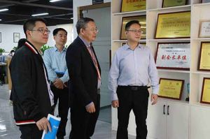热烈欢迎市政府秘书长林兢一行莅临PG官方版网站登录入口-PG（中国）一站式游戏服务平台
集团广西公司考察指导